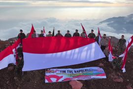 Sebuah perjalanan kibarkan Merah Putih di Puncak Gunung Kerinci