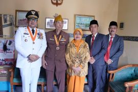 Peringati HUT ke-79 RI, Forkopimda Kota Mojokerto beri bingkisan ke veteran