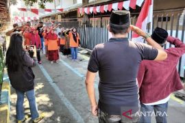 Pedagang PKL "Jalur Gaza" Surabaya gelar upacara peringati HUT ke-79 RI