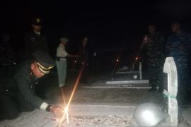 Dandim 0414/Belitung nyalakan lilin di makam H.AS Hanandjoeddin