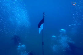 Mahasiswa USK kibarkan merah putih dan bersihkan sampah di laut Aceh Besar