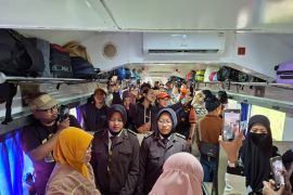 Penumpang kereta api di Jember nyanyikan lagu kebangsaan di atas kereta