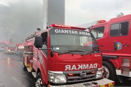 Belasan mobil pemadam kebakaran dikerahkan atasi Pasar Ubud terbakar