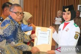 Bupati Sukabumi serahkan piagam penghargaan kepada 32 anggota Paskibra 2024