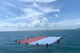 UKM UBB Diving Club bentangkan bendera raksasa di perairan Pulau Semujur