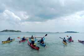 Sembilan pendayung mengelilingi pesisir pulau Belitung selama 28 hari