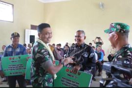 TMMD ke-121, Satgas berikan bantuan pupuk bagi petani Desa Kasiau Raya