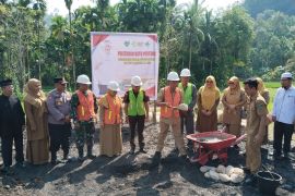 Bupati Rusma Yul Anwar lakukan peletakan batu pertama pembangunan Puskesmas Lumpo