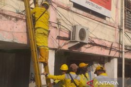 Jakbar rapikan kabel semrawut di Jalan Pancoran Raya