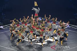 Tari Super 24 kompetisi tari kru besar yang unik