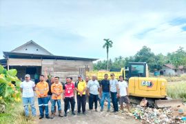 Bakti sosial Tim KS-UR PT NHM membuat penampungan sampah Pasar Soma