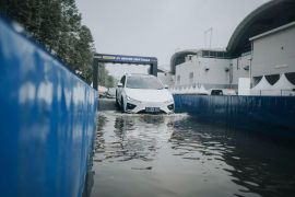 Kiat mengendarai mobil listrik secara aman dan nyaman dalam berbagai kondisi