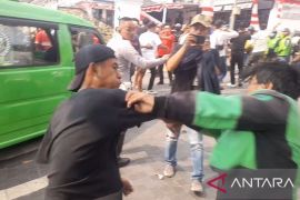 Pengemudi angkot dan ojek daring bentrok di Sukabumi