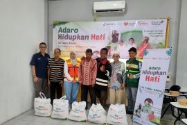 Adaro dan ANTARA Kalsel berbagi dengan warga prasejahtera