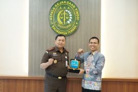 Foto - GM PLN IUD Kalselteng serahkan plakat ke Kajati Kalteng