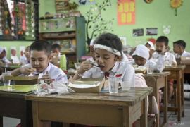 Ibu hamil, balita, dan anak sekolah akan terima makan bergizi gratis, total 82,9 juta penerima