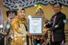 Pj Bupati HSS apresiasi Sasirangan terpanjang terima piagam MURI