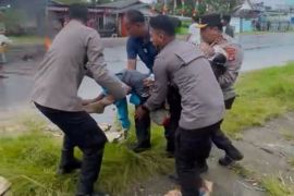 Kapolda Kaltara bersama Personel Polresta Bulungan terjun langsung bantu warga laka lantas di Sabanar