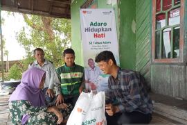 Ratusan warga di pinggiran Sungai Barito Kuin Kecil terima sembako Adaro