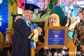 Unesa beri penghargaan untuk Khofifah Indar Parawansa