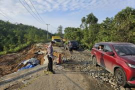 Jalan Lintas Riau-Sumbar amblas, kendaraan berat dilarang melintas