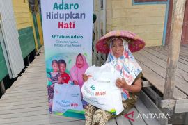 Adaro bagikan sembako gunakan "kelotok" ke warga  Bakambat