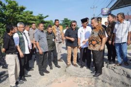 GALERI FOTO - Pj Gubri tinjau jalan rusak di Pekanbaru