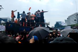 Massa lempari anggota DPR saat aksi di depan gedung  wakil rakyat