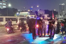 Polisi  bubarkan aksi massa di gedung DPR