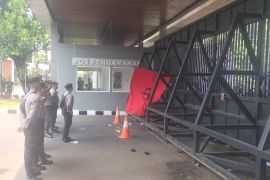 Massa berupaya dobrak gerbang belakang gedung DPR