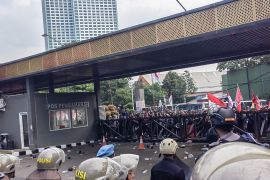 Pagar Gerbang Pancasila DPR rubuh oleh massa unjuk rasa menolak RUU Pilkada