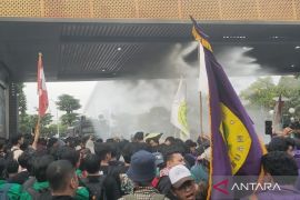 Polisi tembakan "water canon" ke massa aksi di Gerbang Pancasila