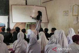 Siswa SD belajar di musala