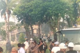 Aparat tembakkan gas air mata ke arah massa yang menjebol tembok sisi kiri Gedung Kompleks DPR RI