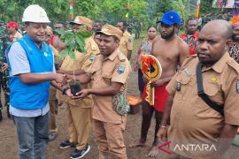 PLN Manokwari beri bantuan bibit kopi kepada warga Distrik Mokwam