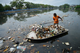 Upaya pencegahan sampah mengalir ke laut di Padang Page 1 Small