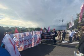 Mahasiswa dan jurnalis demo kawal putusan MK di kantor DPRD Kepri