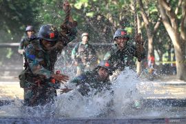 Lomba ketangkasan halang rintang prajurit Korps Marinir