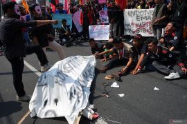 Aksi mahasiswa kawal putusan MK di Blitar