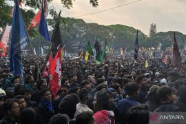 Ribuan massa di Kota Malang gelar aksi unjuk rasa lanjutan kawal putusan MK