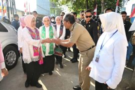 Ibu Negara Iriana Jokowi serahkan perlengkapan bayi di posyandu di Makassar