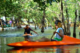 Lomba balap kano di Pantai Cacalan Page 1 Small