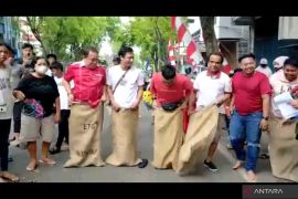 Mantan Wagub Kalsel Rosehan bersama warga "lari karung"
