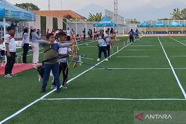 SDIT Umar  Bin Khathab Kudus juara umum lomba panahan