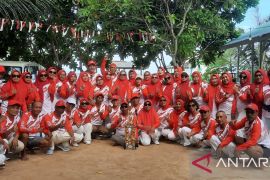 Bertabur hadiah di HUT ke-62 IKA SMANSA Kendari 2024