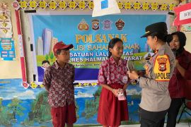 Sambut HUT ke-76, Polwan Polda Malut gelar goes to school di Halmahera