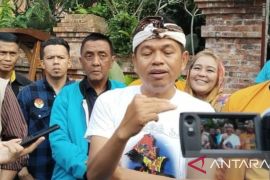 Dedi Mulyadi tampilkan seni dan budaya saat mendaftar ke KPU Jabar pada Selasa