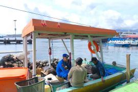 Polairud patroli dan edukasi warga pesisir Pantai Ternate soal keselamatan melaut