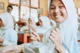 Ratusan siswa SDN di Karawang dapat makanan bergizi gratis dalam program Genius
