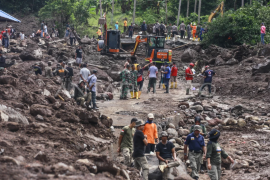 Pencarian korban banjir bandang di Kelurahan Rua Ternate Page 1 Small